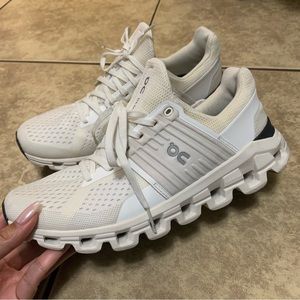 On Cloud Womens Cream Cloudswift Athletic Trail Running  Shoes Size 9